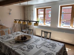 Tisch und 6 Stühle - Bild 2: Hus Everschop - Friesenfinca im alten Ortskern von Tetenbüll - nahe SPO