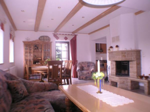 Wohnzimmer mit Kamin, Ess- und Sitzecke - Bild 2: Komfort-Ferienwohnung Hofmann - Mittleres Erzgebirge *****