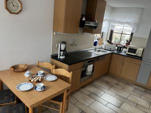 Voll ausgestattete Küche mit Essplatz und Zugang zum Balkon - Bild 4: Ferienwohnung Miriquidi Perle - Mittleres Erzgebirge *****