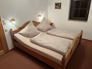 Schlafzimmer mit Doppelbett und Komfortmatratzen - Bild 6: Ferienwohnung Miriquidi Perle - Mittleres Erzgebirge *****