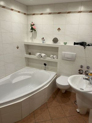 Erstes Bad mit Eckbadewanne - Bild 11: Ferienwohnung Miriquidi Perle - Mittleres Erzgebirge *****