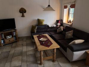 Ausziehbare Couch mögliche Schlafgelegenheit für fünfte oder sechste Person im Wohnzimmer - Bild 11: Ferienwohnung Miriquidi Perle - Mittleres Erzgebirge *****