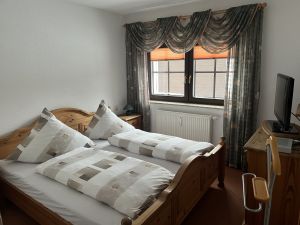 Zweites Schlafzimmer mit Fernseher/Kabelanschluss - Bild 5: Ferienwohnung Miriquidi Perle - Mittleres Erzgebirge *****