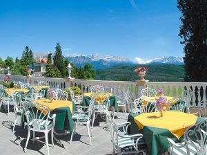 genießen Sie den einmaligen Blick von der Panoramaterrasse und das hervorragende Essen! - Bild 9: entzückendes Domizil mit eigenem eingezäunem Garten in Südtirol