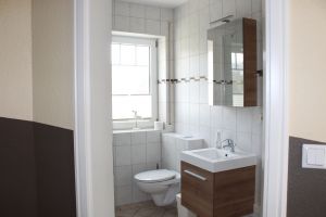 Bad mit Zugang zur Sauna. Waschmaschine befindet sich neben der Dusche. - Bild 23: Ferienhaus Kiek Över mit Sauna und Kamin in Prerow