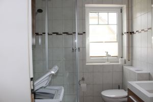 Dusche, WC, Waschmaschine und Zugang zur TEKA Sauna - Bild 22: Ferienhaus Kiek Över mit Sauna und Kamin in Prerow