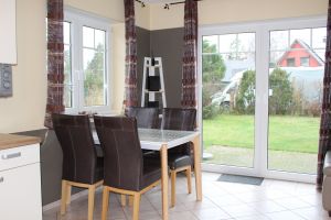 Neuer Essbereich mit Ausgang zur Terrasse - Bild 13: Ferienhaus Kiek Över mit Sauna und Kamin in Prerow