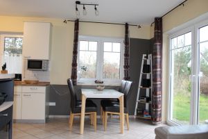 Essbereich mit 4 Lederstühlen - Bild 12: Ferienhaus Kiek Över mit Sauna und Kamin in Prerow