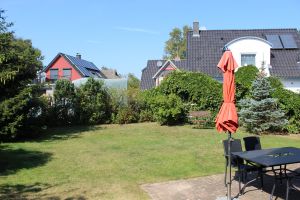 Garten mit Terrasse - Bild 7: Ferienhaus Kiek Över mit Sauna und Kamin in Prerow