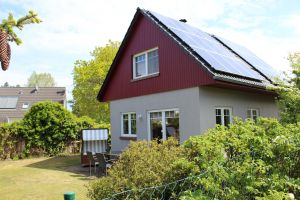Terrassenmöbel mit 4 Stühlen, Sonnenschirm und Strandkorb - Bild 2: Ferienhaus Kiek Över mit Sauna und Kamin in Prerow