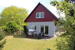 Haus mit Ansicht zur Terrasse - Bild 4: Ferienhaus Kiek Över mit Sauna und Kamin in Prerow
