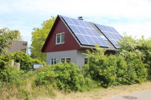 Hausansicht von der Strasse aus - Bild 3: Ferienhaus Kiek Över mit Sauna und Kamin in Prerow