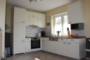 Kühlschrank mit Gefrierfach, Mikrowelle, Geschirrspüler, Herd mit Backofen, Kaffeemaschine, Wasserkocher, Toaster - Bild 11: Ferienhaus Kiek Över mit Sauna und Kamin in Prerow