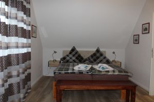 Schlafzimmer mit Doppelbett 160x200 - Bild 17: Ferienhaus Kiek Över mit Sauna und Kamin in Prerow