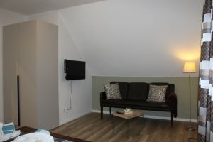 Schlafzimmer mit Doppelbett, Fernseher und Leseecke - Bild 18: Ferienhaus Kiek Över mit Sauna und Kamin in Prerow