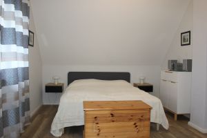 Schlafzimmer mit Doppelbett 160x200 - Bild 20: Ferienhaus Kiek Över mit Sauna und Kamin in Prerow