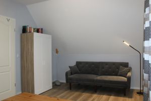 Schlafzimmer mit Doppelbett, großer Kleiderschrank und Relaxsofa - Bild 21: Ferienhaus Kiek Över mit Sauna und Kamin in Prerow