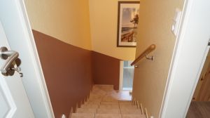 Die Treppe ist gefliest, mit Handlauf. - Bild 15: Ferienhaus Kiek Över mit Sauna und Kamin in Prerow