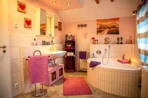 Bad im OG Bad im Obergeschoß
Das urgemütliche Bad mit Wohlfühlwanne lädt zum Entspannen ein.
Das Bad ist ausgestattet mit Wohlfühlwanne, Dusche, Waschbecken, Spiegelschrank und WC.
Föhn und diverse Kosmetikartikel sind vorhanden. - Bild 10: Ferienhaus Hirtengarten Odenwald Tiere willkommen Hessen