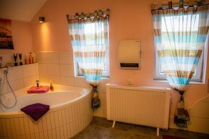 Bad im OG Bad im Obergeschoß
Das urgemütliche Bad mit Wohlfühlwanne lädt zum Entspannen ein.
Das Bad ist ausgestattet mit Wohlfühlwanne, Dusche, Waschbecken, Spiegelschrank und WC.
Föhn und diverse Kosmetikartikel sind vorhanden. - Bild 11: Ferienhaus Hirtengarten Odenwald Tiere willkommen Hessen