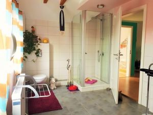 Bad im OG Bad im Obergeschoß
Das urgemütliche Bad mit Wohlfühlwanne lädt zum Entspannen ein.
Das Bad ist ausgestattet mit Wohlfühlwanne, Dusche, Waschbecken, Spiegelschrank und WC.
Föhn und diverse Kosmetikartikel sind vorhanden. - Bild 12: Ferienhaus Hirtengarten Odenwald Tiere willkommen Hessen