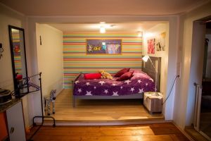 Prinzessinen Zimmer im UG Schlafzimmer 1 im Untergeschoß - das Prinzessinnen-Zimmer
Dieses ist mit einem 1,40 Meter Bett, Nachttisch, Leselampe, Kommode, Kleiderständer und gemütlichem Sofa ausgestattet.
Das Zimmer hat TV mit SAT Emfpang.
Offenes Wohnen – Zimmer ohne Tür - Bild 1: Ferienhaus Hirtengarten Odenwald Tiere willkommen Hessen