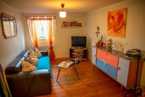 Schlafzimmer 1 im UG Schlafzimmer 1 im Untergeschoß - das Prinzessinnen-Zimmer
Dieses ist mit einem 1,40 Meter Bett, Nachttisch, Leselampe, Kommode, Kleiderständer und gemütlichem Sofa ausgestattet.
Das Zimmer hat TV mit SAT Emfpang.
Offenes Wohnen – Zimmer ohne Tür - Bild 2: Ferienhaus Hirtengarten Odenwald Tiere willkommen Hessen