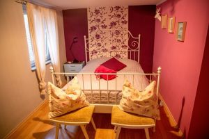 Schlafzimmer 2 im UG Schlafzimmer 2 im Untergeschoß
Dieses ist mit einem 1,40 Meter Bett, Nachtschränckchen, Leselampen und einer kleinen Kommode zur Unterbringung Ihrer Kleider ausgestattet.
Das Zimmer hat TV mit SAT Empfang.
Offenes Wohnen - Zimmer ohne Tür - Bild 3: Ferienhaus Hirtengarten Odenwald Tiere willkommen Hessen