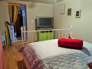 Schlafzimmer 2 im UG Schlafzimmer 2 im Untergeschoß
Dieses ist mit einem 1,40 Meter Bett, Nachtschränckchen, Leselampen und einer kleinen Kommode zur Unterbringung Ihrer Kleider ausgestattet.
Das Zimmer hat TV mit SAT Empfang.
Offenes Wohnen - Zimmer ohne Tür - Bild 4: Ferienhaus Hirtengarten Odenwald Tiere willkommen Hessen