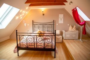 Schlafzimmer 3 im OG Schlafzimmer 3 im Obergeschoß
Das Schlafzimmer ist mit einem 1,40 Meter Bett, Nachtschränckchen, Leselampen, einem Kleiderständer, Ventilator und einer kleinen Kommode ausgestattet. - Bild 13: Ferienhaus Hirtengarten Odenwald Tiere willkommen Hessen