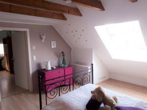 Schlafzimmer im OG Schlafzimmer 3 im Obergeschoß
Das Schlafzimmer ist mit einem 1,40 Meter Bett, Nachtschränckchen, Leselampen, einem Kleiderständer, Ventilator und einer kleinen Kommode ausgestattet. - Bild 16: Ferienhaus Hirtengarten Odenwald Tiere willkommen Hessen