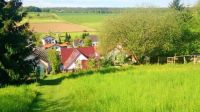 Aussenbereich Der Aussenbereich:
Zum Haus gehört ein schöner eingemauerter Innenhof, in dem es sich sehr gut Grillen lässt. Über ein kleines Törchen und eine Treppe kommt man direkt hinauf zu den Feldern, Weiden und Wiesen, wo man hervorragend mit dem Hund laufen kann. Zum Wald, in dem es sich dann richtig gut wandern lässt, ist es auch nicht weit.
Der Aussenbereich ist ebenfalls so gut ausgestattet wie der Rest des Hauses und ausbruchssicher für Hunde.
Sonnenliegen und Sonnenschirme laden zum Sonnenbad auf unserer wunderschönen Terrasse ein - auf der man einfach nur entspannen und sich wohlfühlen kann.
Ein großer Tisch mit 6 Stühlen sowie ein Grill stehen zur Verfügung. - Bild 21: Ferienhaus Hirtengarten Odenwald Tiere willkommen Hessen