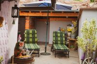 Aussenbereich Der Aussenbereich:
Zum Haus gehört ein schöner eingemauerter Innenhof, in dem es sich sehr gut Grillen lässt. Über ein kleines Törchen und eine Treppe kommt man direkt hinauf zu den Feldern, Weiden und Wiesen, wo man hervorragend mit dem Hund laufen kann. Zum Wald, in dem es sich dann richtig gut wandern lässt, ist es auch nicht weit.
Der Aussenbereich ist ebenfalls so gut ausgestattet wie der Rest des Hauses und ausbruchssicher für Hunde.
Sonnenliegen und Sonnenschirme laden zum Sonnenbad auf unserer wunderschönen Terrasse ein - auf der man einfach nur entspannen und sich wohlfühlen kann.
Ein großer Tisch mit 6 Stühlen sowie ein Grill stehen zur Verfügung. - Bild 22: Ferienhaus Hirtengarten Odenwald Tiere willkommen Hessen