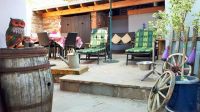 Aussenbereich Der Aussenbereich:
Zum Haus gehört ein schöner eingemauerter Innenhof, in dem es sich sehr gut Grillen lässt. Über ein kleines Törchen und eine Treppe kommt man direkt hinauf zu den Feldern, Weiden und Wiesen, wo man hervorragend mit dem Hund laufen kann. Zum Wald, in dem es sich dann richtig gut wandern lässt, ist es auch nicht weit.
Der Aussenbereich ist ebenfalls so gut ausgestattet wie der Rest des Hauses und ausbruchssicher für Hunde.
Sonnenliegen und Sonnenschirme laden zum Sonnenbad auf unserer wunderschönen Terrasse ein - auf der man einfach nur entspannen und sich wohlfühlen kann.
Ein großer Tisch mit 6 Stühlen sowie ein Grill stehen zur Verfügung. - Bild 23: Ferienhaus Hirtengarten Odenwald Tiere willkommen Hessen