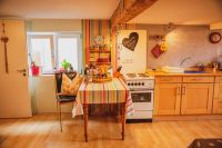 Wohn-Ess-Küche-im UG Im unteren Stockwerk befinden sich zwei Schlafzimmer, ein kleines Bad und die Wohn-Essküche.
Diese hat eine niedrige Raumhöhe von ca. 1,90 Meter - was den Fachwerkhäusern ihren Charme verleiht und sie unheimlich gemütlich und urig macht.
Die Wohn-Essküche
Sie ist mit allem Notwendigen ausgestattet. Ein 4-Platten Elektro-Herd mit Backofen, Mikrowelle, Senseo Kaffeemaschine, Filterkaffeemaschine, Kühlschrank mit Eisfach, Radio mit CD, Toaster, Wasserkocher. Kaffee, Tee und Gewürze, ein Geschirrtuch und Spülschwamm stehen ebenfalls zur Verfügung.
Natürlich haben wir auch für unsere kleinen Gäste einen Trip Tap Stuhl !
Ein Kaminofen sorgt für eine gemütliche Wärme. - Bild 8: Ferienhaus Hirtengarten Odenwald Tiere willkommen Hessen