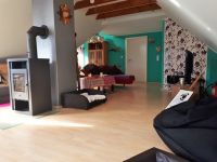 Wohnzimmer im OG Wohnzimmer im Obergeschoß
Das Wohnzimmer ist mit Kaminofen und Lese-Ecke eingerichtet.
Es ist einiges an Büchern, Spielen, DVD ´s und CD´s für Groß und Klein vorhanden.
Auch verfügt es über ein Schlafsofa auf dem zusätzlich jemand schlafen kann sowie einer Ottomane.
Natürlich gibt es hier auch eine Ecke für die vierbeinigen Gäste.
Auch hier ist ein Ventilator vorhanden. - Bild 17: Ferienhaus Hirtengarten Odenwald Tiere willkommen Hessen