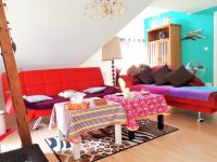 Wohnzimmer im OG Wohnzimmer im Obergeschoß
Das Wohnzimmer ist mit Kaminofen und Lese-Ecke eingerichtet.
Es ist einiges an Büchern, Spielen, DVD ´s und CD´s für Groß und Klein vorhanden.
Auch verfügt es über ein Schlafsofa auf dem zusätzlich jemand schlafen kann sowie einer Ottomane.
Natürlich gibt es hier auch eine Ecke für die vierbeinigen Gäste.
Auch hier ist ein Ventilator vorhanden. - Bild 18: Ferienhaus Hirtengarten Odenwald Tiere willkommen Hessen
