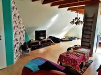 Wohnzimmer im OG Wohnzimmer im Obergeschoß
Das Wohnzimmer ist mit Kaminofen und Lese-Ecke eingerichtet.
Es ist einiges an Büchern, Spielen, DVD ´s und CD´s für Groß und Klein vorhanden.
Auch verfügt es über ein Schlafsofa auf dem zusätzlich jemand schlafen kann sowie einer Ottomane.
Natürlich gibt es hier auch eine Ecke für die vierbeinigen Gäste.
Auch hier ist ein Ventilator vorhanden. - Bild 20: Ferienhaus Hirtengarten Odenwald Tiere willkommen Hessen
