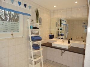 viel Ablagefläche - Bild 11: Ferienhaus mit Hund, zwischen Büsum u. St. Peter, Sauna, Kamin, WLAN