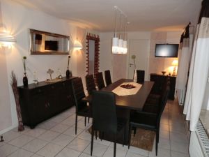 mit Tisch bis 2,40 m, Gläsern und Geschirr in reichlich Auswahl.
Sowie TV. - Bild 13: Ferienhaus mit Hund, zwischen Büsum u. St. Peter, Sauna, Kamin, WLAN