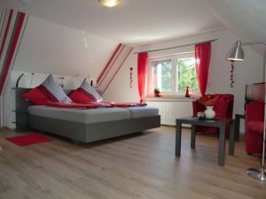 mit nett gestaltetem Ambiente.
Gemütlicher Sitzgruppe und TV. - Bild 5: Ferienhaus mit Hund, zwischen Büsum u. St. Peter, Sauna, Kamin, WLAN