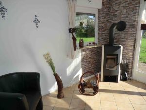 im Wohnzimmer, etwas Holz steht für Sie bereit. - Bild 3: Ferienhaus mit Hund, zwischen Büsum u. St. Peter, Sauna, Kamin, WLAN