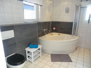 Gr. Bad mit Eckwanne und Duschvorrichtung - Bild 10: Ferienhaus mit Hund, zwischen Büsum u. St. Peter, Sauna, Kamin, WLAN