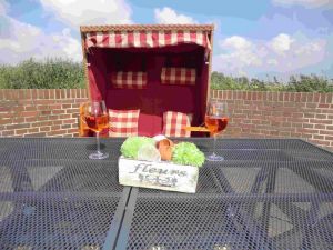 auf der großen sonnigen Terrasse.
Ebenso reichlich Gartenmöbel für 10 Personen. - Bild 18: Ferienhaus mit Hund, zwischen Büsum u. St. Peter, Sauna, Kamin, WLAN