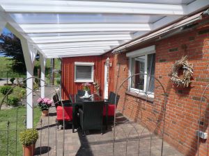 mit Markisse - Bild 16: Ferienhaus mit Hund, zwischen Büsum u. St. Peter, Sauna, Kamin, WLAN