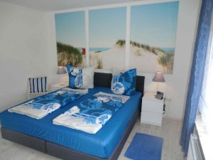 mit Sitzecke und TV. Mehr Meer geht nicht. - Bild 4: Ferienhaus mit Hund, zwischen Büsum u. St. Peter, Sauna, Kamin, WLAN