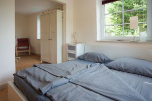mit Schrank und Sessel,
bei Bedarf Babybett - Bild 4: 2-Zimmer Ferienwohnung "Zimmert" für 2 Personen