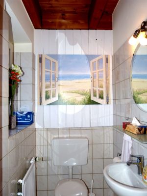 kleines, aber feines Gäste-WC im Erdgeschoss - Bild 4: Heini's Huus 2 - Ferien mit Hund(en) an der Nordsee, WLAN vorhanden