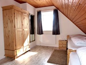 helle und freundliche Schlafzimmer im Obergeschoss (hier mit 2 Einzelbetten) - Bild 5: Heini's Huus 2 - Ferien mit Hund(en) an der Nordsee, WLAN vorhanden