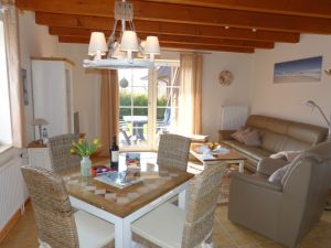 Großzügiges, helles Wohn- und Esszimmer mit sehr komfortabler Ausstattung, Zugang zur Terasse, Ledergarnitur, Kabel-TV - Bild 2: Heini's Huus 2 - Ferien mit Hund(en) an der Nordsee, WLAN vorhanden